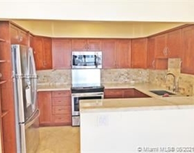 2121 N Bayshore Dr Apt 903 - Photo Thumbnail 3