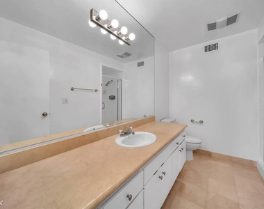 10717 Wilshire Blvd Apt 409 - Photo Thumbnail 7