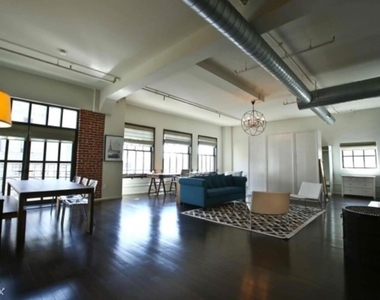 1645 Vine St Apt 902 - Photo Thumbnail 6