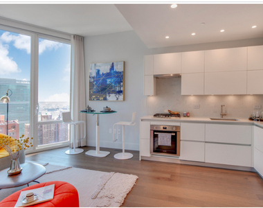 222 East 44th Street - Photo Thumbnail 2