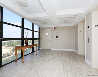 2401 Collins Ave - Photo Thumbnail 13