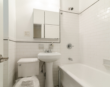 305 West 45th Street - Photo Thumbnail 4