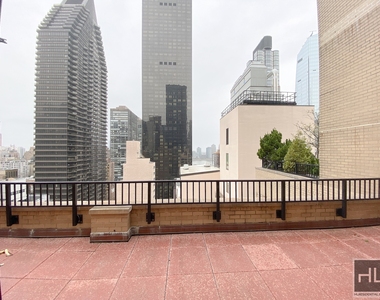 305 East 47 Street - Photo Thumbnail 1