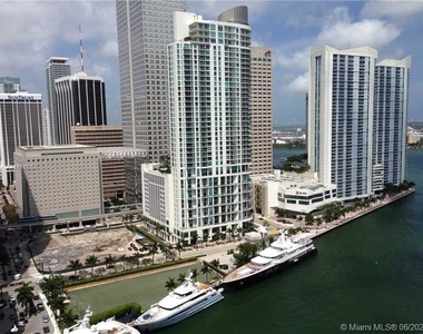 475 Brickell Ave - Photo Thumbnail 10