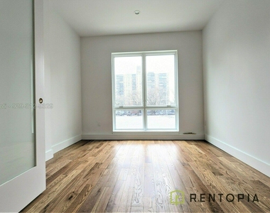 59 Montrose Avenue - Photo Thumbnail 4