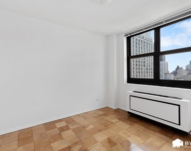 E 72nd St - NO FEE - Luxury Building - Photo Thumbnail 6