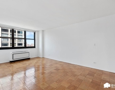 E 72nd St - NO FEE - Luxury Building - Photo Thumbnail 8