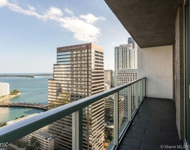 500 Brickell Ave - Photo Thumbnail 3