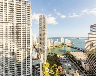 500 Brickell Ave - Photo Thumbnail 2