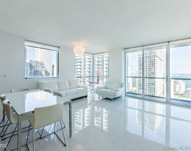 500 Brickell Ave - Photo Thumbnail 15