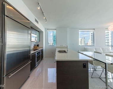 500 Brickell Ave - Photo Thumbnail 10