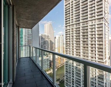 500 Brickell Ave - Photo Thumbnail 5