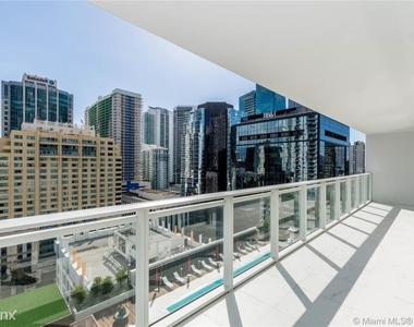 1425 Brickell Ave - Photo Thumbnail 16