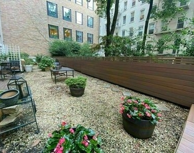 East 65th Street - Photo Thumbnail 12