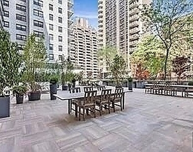 East 86th Street - Photo Thumbnail 14