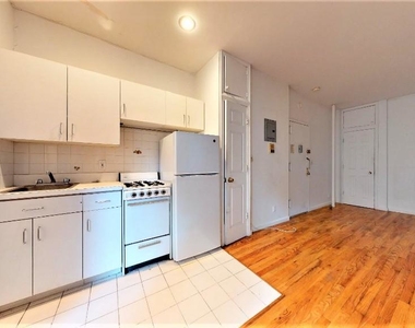 322 East 89 Street - Photo Thumbnail 3