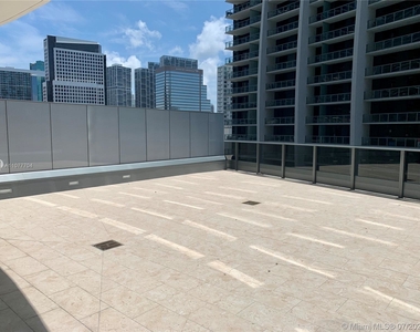 1000 Brickell Plz - Photo Thumbnail 14