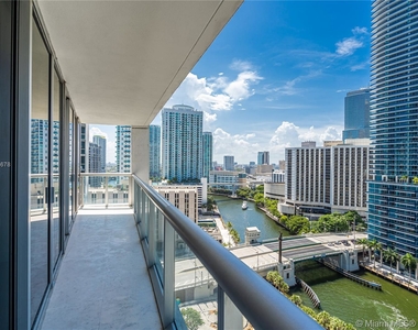 475 Brickell Ave - Photo Thumbnail 3