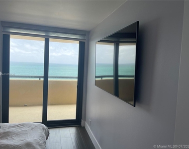 2555 Collins Ave - Photo Thumbnail 32