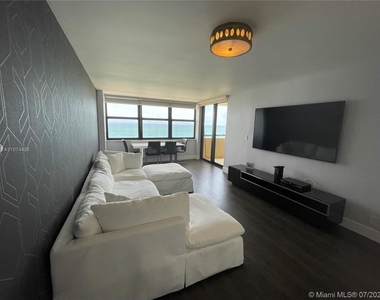 2555 Collins Ave - Photo Thumbnail 14