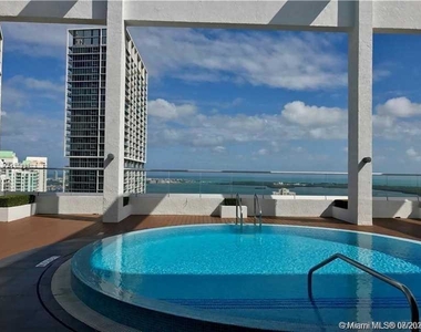 500 Brickell Ave - Photo Thumbnail 8