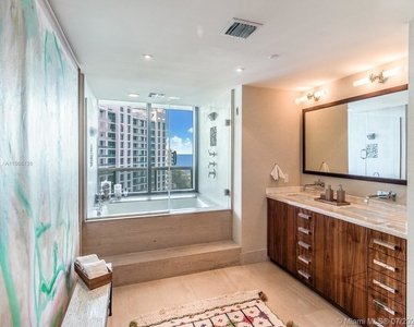 5875 Collins Ave - Photo Thumbnail 20