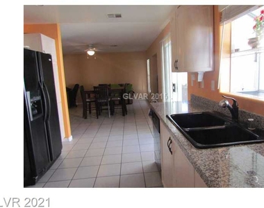 7842 West Gilmore Avenue - Photo Thumbnail 5