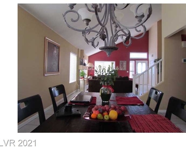 7842 West Gilmore Avenue - Photo Thumbnail 3