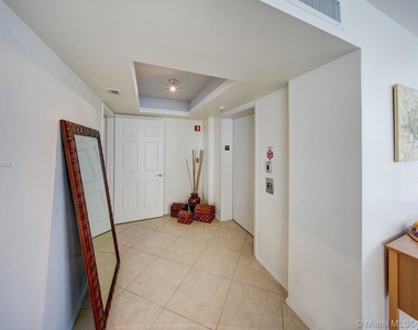 18671 Collins Ave - Photo Thumbnail 5