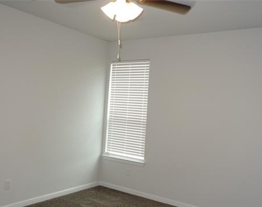 913 Stamford Way - Photo Thumbnail 13