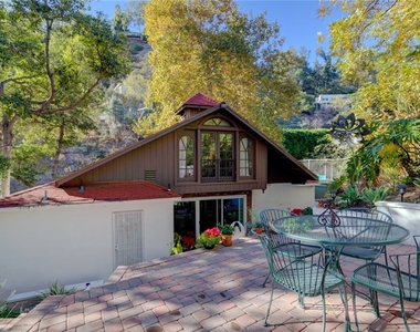 2304 Laurel Canyon Boulevard - Photo Thumbnail 37