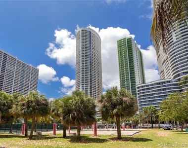 1750 N Bayshore Dr - Photo Thumbnail 8