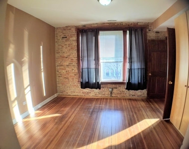 2856 North Hamlin Avenue - Photo Thumbnail 3