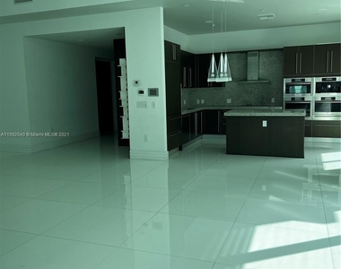 900 Brickell Key Blvd - Photo Thumbnail 14