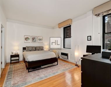 7 Gramercy Park West - Photo Thumbnail 9