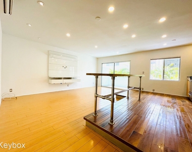 610 Strand St Unit 10 - Photo Thumbnail 12