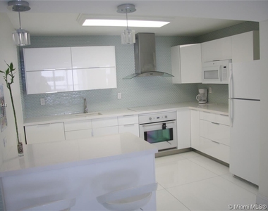 1800 Collins Ave Apt 8f - Photo Thumbnail 2