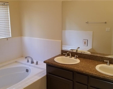 602 S Wilton Pl Apt 304 - Photo Thumbnail 5