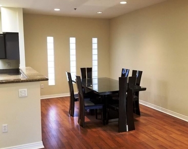 602 S Wilton Pl Apt 304 - Photo Thumbnail 2