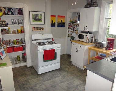 568 Green St Apt 2 - Photo Thumbnail 4