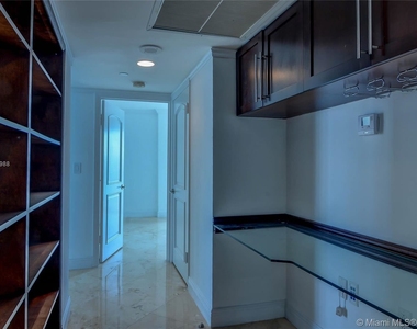 5959 Collins Ave - Photo Thumbnail 13