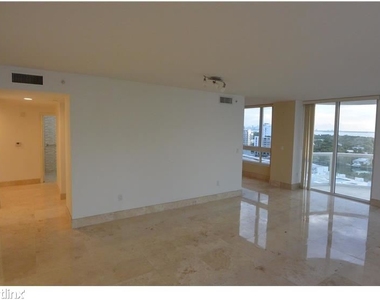 6365 Collins Ave - Photo Thumbnail 8