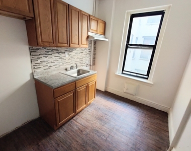 1100 Franklin Avenue - Photo Thumbnail 2