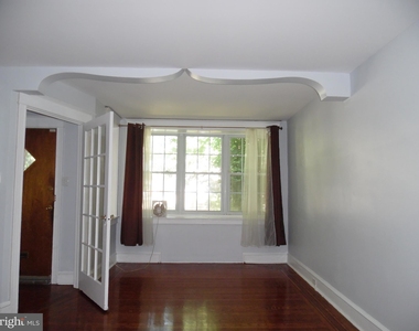 5758 Woodcrest Avenue - Photo Thumbnail 2