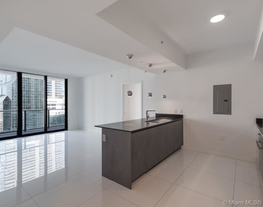 1010 Brickell Ave - Photo Thumbnail 2