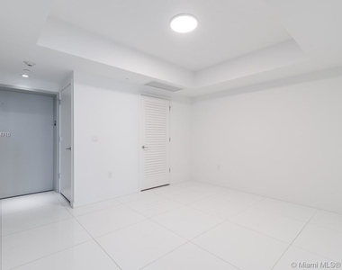 1010 Brickell Ave - Photo Thumbnail 8