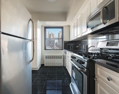 305 East 86th Street - Photo Thumbnail 3