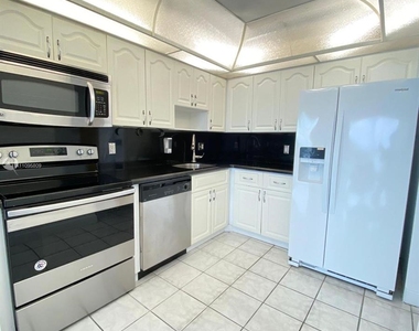 13499 Biscayne Blvd - Photo Thumbnail 1