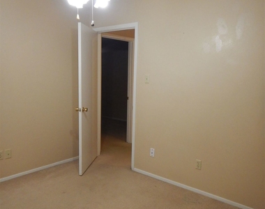 516 W Ridge Dr - Photo Thumbnail 2