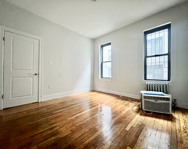 121 Parkside Avenue - Photo Thumbnail 3